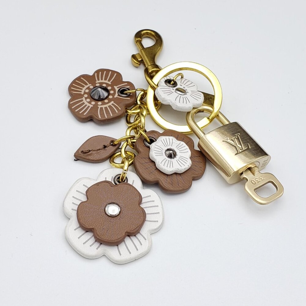 LV Gold Padlock 🔑 Authentic Louis Vuitton Charm + Unbranded Flower Keychain - Picture 7 of 9